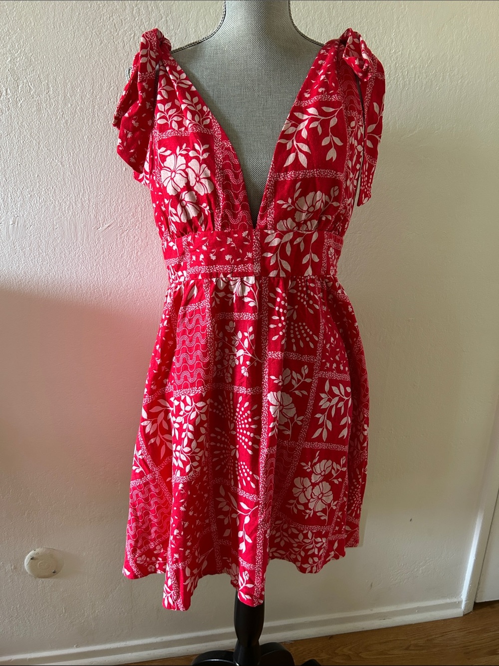 House of Harlow 1960 Red & White Floral V-Neck Tie-Shoulder Midi Dress